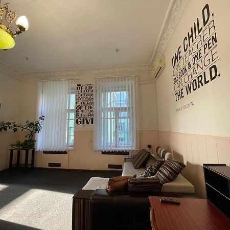 Amazing Tara'S Shevchenko Square Apartment Kiev Luaran gambar