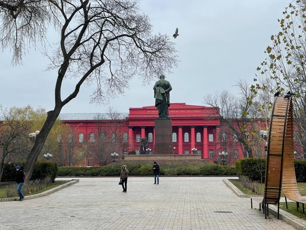 Amazing Tara'S Shevchenko Square Apartment Kiev Luaran gambar