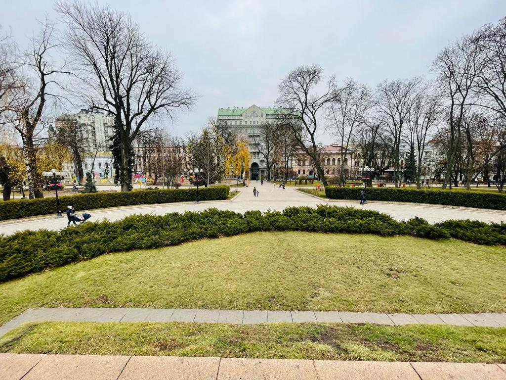 Amazing Tara'S Shevchenko Square Apartment Kiev Luaran gambar