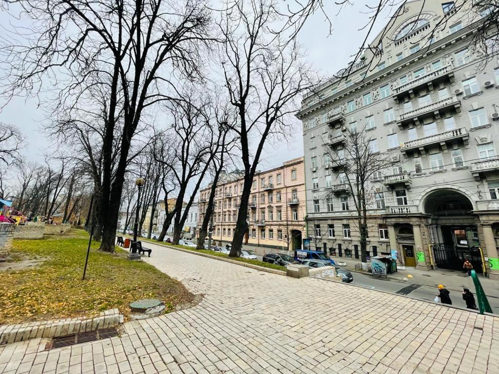 Amazing Tara'S Shevchenko Square Apartment Kiev Luaran gambar