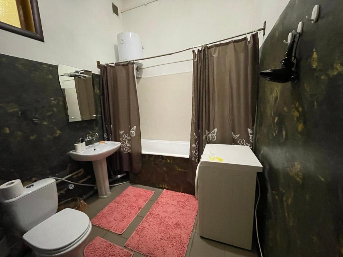 Amazing Tara'S Shevchenko Square Apartment Kiev Luaran gambar